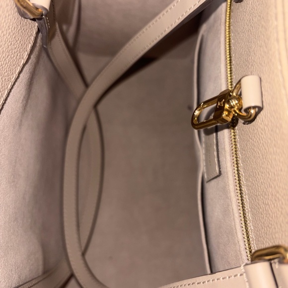 Authentic Louis Vuitton Turtledove Giant Monogram On the Go MM Tote - Picture 7 of 16